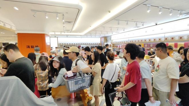 彩神vll官网越黑越红！端五节胖东来外埠旅客爆满终究晓得为啥走不出河南了(图1)